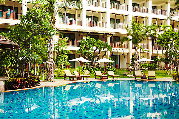 포토 JPG 주간 나무 식물 해외기획촬영 해외 시설물 현대건축 건축 나라 아시아 외국문화 해외여행 여행 기획촬영 2009년태국 스포츠시설 해외건축 태국 리조트 수영장 태국문화 물그림자 사람없음 야외 건물 야자수 풀장 동남아시아 파라솔 열대식물 휴양지 선베드 지명 국내포토 자연요소 동양문화 건축물 문화 스포츠 의자 그림자 장소 시설 파일형식