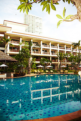 포토 JPG 주간 나무 식물 해외기획촬영 해외 시설물 현대건축 건축 나라 아시아 외국문화 해외여행 여행 기획촬영 2009년태국 스포츠시설 해외건축 태국 하늘 리조트 수영장 태국문화 물그림자 빌딩 사람없음 야외 건물 야자수 풀장 고층빌딩 동남아시아 파라솔 열대식물 휴양지 선베드 지명 국내포토 자연요소 동양문화 건축물 문화 스포츠 의자 그림자 장소 시설 파일형식