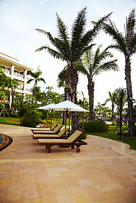 포토 JPG 주간 나무 식물 해외기획촬영 해외 시설물 현대건축 건축 나라 아시아 외국문화 해외여행 여행 기획촬영 2009년태국 해외건축 태국 하늘 리조트 태국문화 사람없음 야외 건물 야자수 동남아시아 파라솔 열대식물 휴양지 선베드 지명 국내포토 자연요소 동양문화 건축물 문화 의자 장소 파일형식