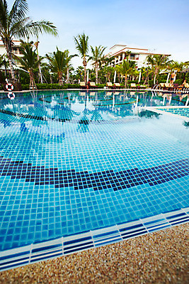 포토 JPG 주간 나무 식물 해외기획촬영 해외 시설물 현대건축 건축 나라 아시아 외국문화 해외여행 여행 기획촬영 2009년태국 스포츠시설 해외건축 태국 하늘 리조트 수영장 태국문화 물그림자 사람없음 야외 건물 야자수 풀장 동남아시아 파라솔 열대식물 휴양지 선베드 지명 국내포토 자연요소 동양문화 건축물 문화 스포츠 의자 그림자 장소 시설 파일형식