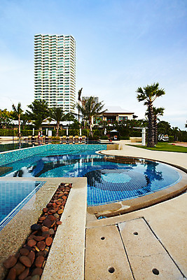 포토 JPG 주간 나무 식물 해외기획촬영 해외 시설물 현대건축 건축 나라 아시아 외국문화 해외여행 여행 기획촬영 2009년태국 스포츠시설 해외건축 태국 하늘 리조트 수영장 태국문화 물그림자 빌딩 사람없음 야외 건물 야자수 고층빌딩 동남아시아 파라솔 열대식물 휴양지 선베드 지명 국내포토 자연요소 동양문화 건축물 문화 스포츠 의자 그림자 장소 시설 파일형식