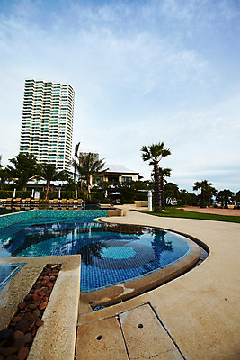 포토 JPG 주간 나무 식물 구름 해외기획촬영 해외 시설물 현대건축 건축 나라 아시아 외국문화 해외여행 여행 기획촬영 2009년태국 스포츠시설 해외건축 태국 하늘 리조트 수영장 태국문화 물그림자 빌딩 사람없음 야외 건물 야자수 풀장 고층빌딩 동남아시아 파라솔 열대식물 휴양지 선베드 지명 국내포토 자연요소 동양문화 건축물 문화 스포츠 의자 그림자 장소 시설 파일형식