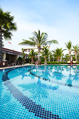 포토 JPG 주간 나무 식물 해외기획촬영 해외 시설물 현대건축 건축 나라 아시아 외국문화 해외여행 여행 기획촬영 2009년태국 스포츠시설 해외건축 태국 하늘 리조트 수영장 태국문화 물그림자 사람없음 야외 건물 야자수 풀장 동남아시아 파라솔 열대식물 휴양지 선베드 지명 국내포토 자연요소 동양문화 건축물 문화 스포츠 의자 그림자 장소 시설 파일형식