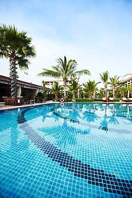 포토 JPG 주간 나무 식물 해외기획촬영 해외 시설물 현대건축 건축 나라 아시아 외국문화 해외여행 여행 기획촬영 2009년태국 스포츠시설 해외건축 태국 하늘 리조트 수영장 태국문화 물그림자 사람없음 야외 건물 야자수 풀장 동남아시아 파라솔 열대식물 휴양지 선베드 지명 국내포토 자연요소 동양문화 건축물 문화 스포츠 의자 그림자 장소 시설 파일형식