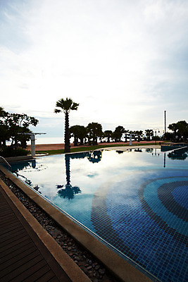 포토 JPG 주간 나무 식물 구름 해외기획촬영 해외 시설물 현대건축 건축 나라 아시아 바다 외국문화 해외여행 여행 기획촬영 2009년태국 스포츠시설 해외건축 태국 하늘 리조트 수영장 태국문화 물그림자 해변 사람없음 야외 야자수 풀장 동남아시아 열대식물 휴양지 지명 국내포토 자연요소 동양문화 건축물 문화 스포츠 그림자 장소 시설 파일형식