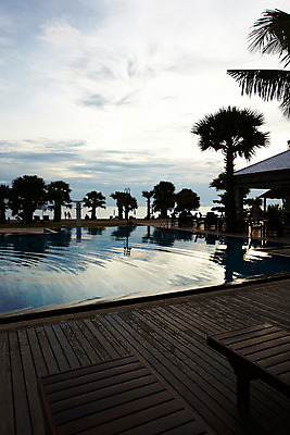 포토 JPG 주간 나무 식물 구름 해외기획촬영 해외 시설물 현대건축 건축 나라 아시아 바다 외국문화 해외여행 여행 기획촬영 2009년태국 스포츠시설 해외건축 태국 하늘 리조트 수영장 태국문화 해변 사람없음 야외 야자수 풀장 동남아시아 열대식물 휴양지 선베드 지명 국내포토 자연요소 동양문화 건축물 문화 스포츠 의자 장소 시설 파일형식