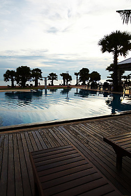 포토 JPG 주간 나무 식물 구름 해외기획촬영 해외 시설물 현대건축 건축 나라 아시아 바다 외국문화 해외여행 여행 기획촬영 2009년태국 스포츠시설 해외건축 태국 하늘 리조트 수영장 태국문화 물그림자 해변 야외 야자수 풀장 동남아시아 마루 열대식물 휴양지 선베드 지명 국내포토 자연요소 동양문화 건축물 문화 스포츠 의자 바닥 그림자 장소 시설 파일형식