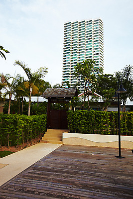 포토 JPG 주간 나무 식물 해외기획촬영 해외 나라 아시아 외국문화 해외여행 여행 기획촬영 2009년태국 가로등 태국 하늘 리조트 태국문화 빌딩 사람없음 야외 건물 야자수 계단 고층빌딩 동남아시아 열대식물 휴양지 나무바닥 지명 국내포토 자연요소 동양문화 건축물 공공시설 문화 바닥 장소 파일형식