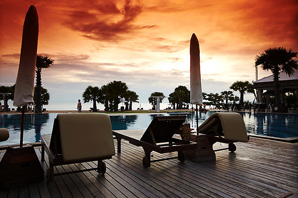 포토 JPG 주간 나무 식물 구름 해외기획촬영 해외 시설물 현대건축 건축 나라 아시아 바다 외국문화 해외여행 여행 기획촬영 2009년태국 스포츠시설 해외건축 태국 하늘 리조트 수영장 태국문화 여러명 해변 야외 건물 야자수 풀장 노을 동남아시아 일몰 파라솔 열대식물 휴양지 선베드 지명 국내포토 자연요소 동양문화 건축물 문화 스포츠 다수 의자 사람 장소 시설 파일형식