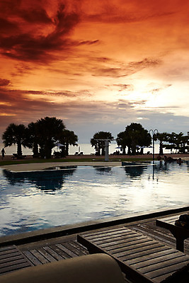 포토 JPG 주간 나무 식물 구름 해외기획촬영 해외 시설물 현대건축 건축 나라 아시아 바다 외국문화 해외여행 여행 기획촬영 2009년태국 스포츠시설 해외건축 태국 하늘 리조트 수영장 태국문화 물그림자 해변 사람없음 야외 야자수 풀장 노을 동남아시아 일몰 휴양지 선베드 지명 국내포토 자연요소 동양문화 건축물 문화 스포츠 의자 그림자 장소 시설 파일형식