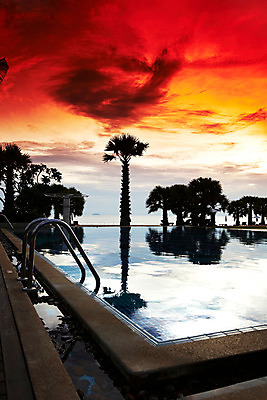 포토 JPG 주간 나무 식물 구름 해외기획촬영 해외 시설물 현대건축 건축 나라 아시아 바다 외국문화 해외여행 여행 기획촬영 2009년태국 스포츠시설 해외건축 태국 하늘 리조트 수영장 태국문화 물그림자 해변 사람없음 야외 야자수 풀장 노을 동남아시아 일몰 열대식물 휴양지 지명 국내포토 자연요소 동양문화 건축물 문화 스포츠 그림자 장소 시설 파일형식