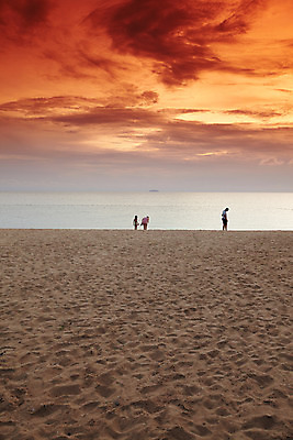 포토 JPG 주간 구름 해외기획촬영 해외 나라 아시아 바다 외국문화 해외여행 여행 기획촬영 2009년태국 파타야 태국 하늘 태국문화 사람 풍경 해변 야외 세명 모래사장 노을 동남아시아 일몰 지명 국내포토 자연요소 동양문화 문화 파일형식