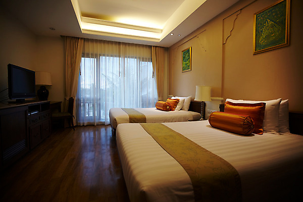 포토 JPG 해외기획촬영 해외 나라 아시아 외국문화 해외여행 여행 가구 기획촬영 2009년태국 액자 쿠션 의자 창문 베개 태국 탁자 리조트 조명 실내 사람없음 내부 텔레비전 동남아시아 침실 침대 스탠드 커튼 숙박업 휴양지 객실 협탁 트윈룸 지명 국내포토 산업 문화 생활용품 침구 호텔 전자제품 장소 파일형식