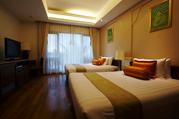 포토 JPG 해외기획촬영 해외 나라 아시아 외국문화 해외여행 여행 가구 기획촬영 2009년태국 액자 쿠션 의자 창문 베개 태국 탁자 리조트 조명 실내 사람없음 내부 텔레비전 동남아시아 침실 침대 스탠드 커튼 숙박업 휴양지 객실 협탁 트윈룸 지명 국내포토 산업 문화 생활용품 침구 호텔 전자제품 장소 파일형식