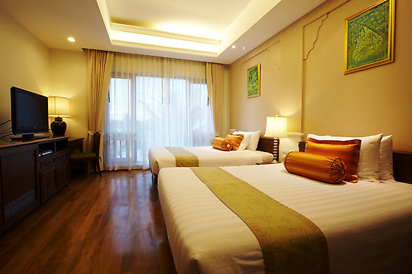 포토 JPG 해외기획촬영 해외 나라 아시아 외국문화 해외여행 여행 가구 기획촬영 2009년태국 액자 쿠션 의자 창문 베개 태국 탁자 리조트 조명 실내 사람없음 내부 텔레비전 동남아시아 침실 침대 스탠드 커튼 숙박업 휴양지 객실 협탁 트윈룸 지명 국내포토 산업 문화 생활용품 침구 호텔 전자제품 장소 파일형식