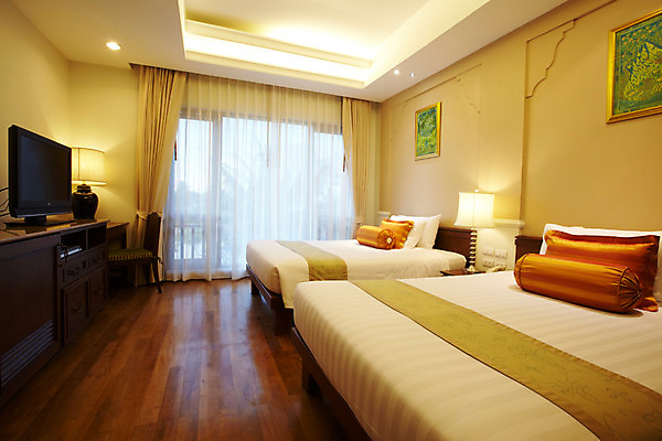 포토 JPG 해외기획촬영 해외 나라 아시아 외국문화 해외여행 여행 가구 기획촬영 2009년태국 액자 쿠션 의자 창문 베개 태국 탁자 리조트 조명 실내 사람없음 내부 텔레비전 동남아시아 침실 침대 스탠드 커튼 숙박업 휴양지 객실 협탁 트윈룸 지명 국내포토 산업 문화 생활용품 침구 호텔 전자제품 장소 파일형식