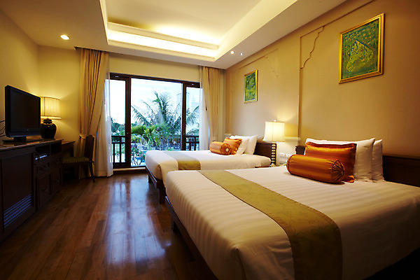 포토 JPG 주간 나무 식물 해외기획촬영 해외 나라 아시아 외국문화 해외여행 여행 가구 기획촬영 2009년태국 액자 쿠션 의자 창문 베개 태국 탁자 리조트 조명 실내 사람없음 내부 텔레비전 동남아시아 침실 침대 스탠드 커튼 숙박업 휴양지 객실 협탁 트윈룸 지명 국내포토 자연요소 산업 문화 생활용품 침구 호텔 전자제품 장소 파일형식