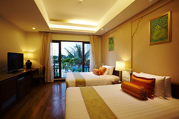 포토 JPG 주간 나무 식물 해외기획촬영 해외 나라 아시아 외국문화 해외여행 여행 가구 기획촬영 2009년태국 액자 쿠션 의자 창문 베개 태국 탁자 리조트 조명 실내 사람없음 내부 텔레비전 동남아시아 침실 침대 스탠드 커튼 숙박업 휴양지 객실 협탁 트윈룸 지명 국내포토 자연요소 산업 문화 생활용품 침구 호텔 전자제품 장소 파일형식