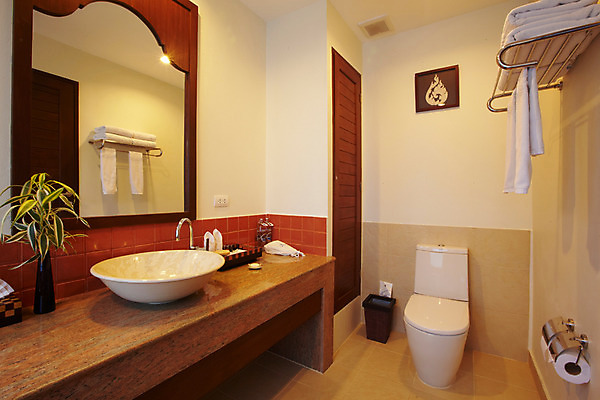 포토 JPG 해외기획촬영 해외 시설물 현대건축 건축 나라 아시아 외국문화 해외여행 여행 기획촬영 2009년태국 해외건축 태국 리조트 선반 실내 사람없음 내부 수건 문 꽃병 동남아시아 거울 욕실 쓰레기통 화장지 숙박업 세면대 화장실 휴양지 건축자재 비누 변기 수건걸이 양변기 휴지걸이 지명 국내포토 건축물 꽃 산업 문화 가구 위생용품 장소 걸이 파일형식