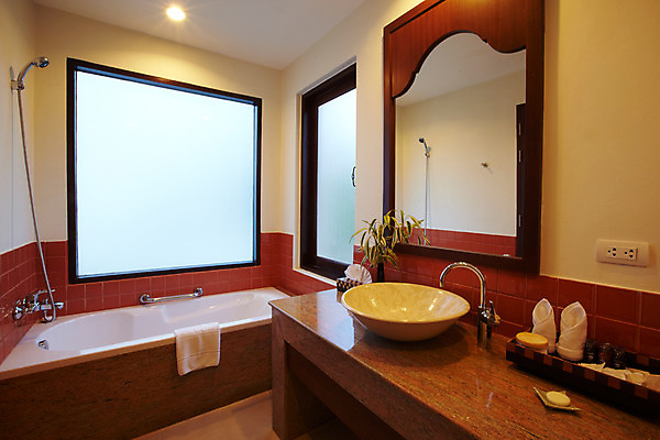 포토 JPG 해외기획촬영 해외 시설물 현대건축 건축 나라 아시아 외국문화 해외여행 여행 기획촬영 2009년태국 해외건축 태국 리조트 욕조 실내 사람없음 내부 수건 꽃병 동남아시아 거울 욕실 화장지 숙박업 세면대 휴양지 건축자재 비누 샤워기 지명 국내포토 건축물 꽃 산업 문화 위생용품 장소 파일형식