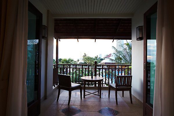 포토 JPG 주간 나무 식물 해외기획촬영 해외 나라 아시아 외국문화 해외여행 여행 가구 기획촬영 2009년태국 의자 난간 태국 탁자 리조트 실내 사람없음 내부 꽃병 동남아시아 발코니 커튼 숙박업 휴양지 객실 지명 국내포토 자연요소 꽃 산업 문화 생활용품 장소 파일형식