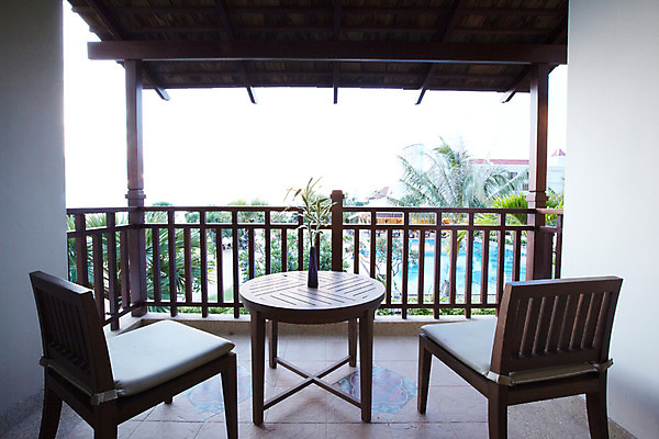 포토 JPG 주간 나무 식물 해외기획촬영 해외 나라 아시아 외국문화 해외여행 여행 가구 기획촬영 2009년태국 의자 난간 태국 탁자 리조트 실내 사람없음 내부 꽃병 동남아시아 발코니 숙박업 휴양지 지명 국내포토 자연요소 꽃 산업 문화 생활용품 장소 파일형식