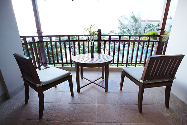 포토 JPG 주간 나무 식물 해외기획촬영 해외 나라 아시아 외국문화 해외여행 여행 가구 기획촬영 2009년태국 의자 난간 태국 탁자 리조트 실내 사람없음 내부 꽃병 동남아시아 발코니 숙박업 휴양지 지명 국내포토 자연요소 꽃 산업 문화 생활용품 장소 파일형식