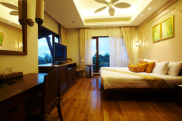 포토 JPG 해외기획촬영 해외 나라 아시아 외국문화 해외여행 여행 가구 기획촬영 2009년태국 액자 쿠션 의자 창문 베개 태국 탁자 리조트 조명 실내 사람없음 내부 텔레비전 동남아시아 침실 거울 침대 커튼 화장지 숙박업 전화기 서랍장 휴양지 객실 협탁 지명 실링팬 국내포토 산업 문화 생활용품 침구 전자제품 장소 파일형식