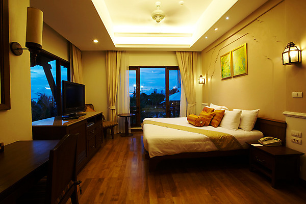 포토 JPG 해외기획촬영 해외 나라 아시아 외국문화 해외여행 여행 가구 기획촬영 2009년태국 액자 쿠션 의자 창문 베개 태국 탁자 리조트 조명 실내 사람없음 내부 텔레비전 동남아시아 침실 침대 커튼 숙박업 야간 저녁 전화기 서랍장 휴양지 객실 협탁 지명 실링팬 국내포토 자연요소 산업 문화 생활용품 침구 전자제품 장소 파일형식