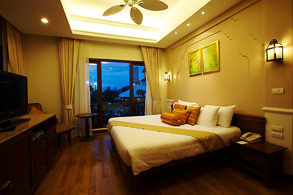 포토 JPG 해외기획촬영 해외 나라 아시아 외국문화 해외여행 여행 가구 기획촬영 2009년태국 액자 쿠션 의자 창문 베개 태국 탁자 리조트 조명 실내 사람없음 내부 텔레비전 동남아시아 침실 침대 커튼 숙박업 야간 저녁 전화기 서랍장 휴양지 객실 협탁 지명 실링팬 국내포토 자연요소 산업 문화 생활용품 침구 전자제품 장소 파일형식