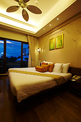 포토 JPG 해외기획촬영 해외 나라 아시아 외국문화 해외여행 여행 가구 기획촬영 2009년태국 액자 쿠션 창문 베개 태국 리조트 조명 실내 사람없음 내부 동남아시아 침실 침대 커튼 숙박업 야간 저녁 전화기 휴양지 객실 협탁 지명 실링팬 국내포토 자연요소 산업 문화 생활용품 침구 장소 파일형식