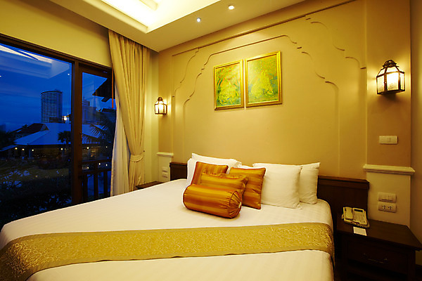 포토 JPG 해외기획촬영 해외 나라 아시아 외국문화 해외여행 여행 가구 기획촬영 2009년태국 액자 쿠션 창문 베개 태국 리조트 조명 실내 사람없음 내부 동남아시아 침실 침대 커튼 숙박업 야간 저녁 전화기 휴양지 객실 협탁 지명 국내포토 자연요소 산업 문화 생활용품 침구 장소 파일형식