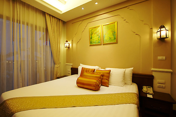 포토 JPG 해외기획촬영 해외 나라 아시아 외국문화 해외여행 여행 가구 기획촬영 2009년태국 액자 쿠션 베개 태국 리조트 조명 실내 사람없음 내부 동남아시아 침실 침대 커튼 숙박업 전화기 휴양지 객실 협탁 지명 국내포토 산업 문화 생활용품 침구 장소 파일형식