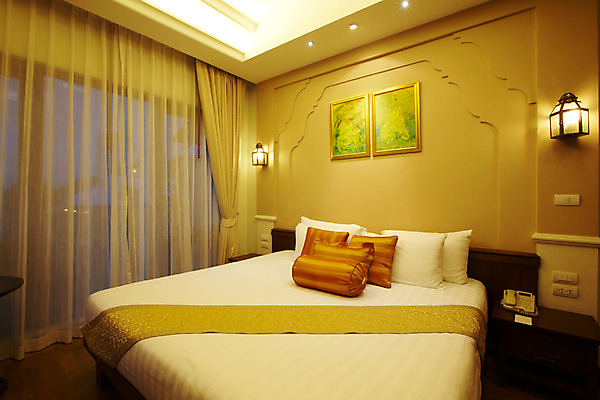 포토 JPG 해외기획촬영 해외 나라 아시아 외국문화 해외여행 여행 가구 기획촬영 2009년태국 액자 쿠션 베개 태국 리조트 조명 실내 사람없음 내부 동남아시아 침실 침대 커튼 숙박업 전화기 휴양지 객실 협탁 지명 국내포토 산업 문화 생활용품 침구 장소 파일형식