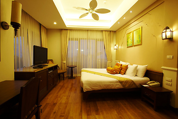 포토 JPG 해외기획촬영 해외 나라 아시아 외국문화 해외여행 여행 가구 기획촬영 2009년태국 액자 쿠션 의자 베개 태국 탁자 리조트 조명 실내 사람없음 내부 텔레비전 동남아시아 침실 침대 커튼 숙박업 전화기 서랍장 휴양지 객실 협탁 지명 실링팬 국내포토 산업 문화 생활용품 침구 전자제품 장소 파일형식