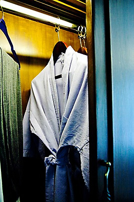 포토 JPG 해외기획촬영 해외 옷 나라 아시아 외국문화 해외여행 여행 기획촬영 2009년태국 태국 리조트 실내 사람없음 내부 동남아시아 가운 목욕가운 장롱 옷걸이 객실 지명 국내포토 문화 가구 파일형식