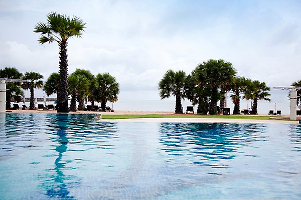 포토 JPG 주간 나무 식물 구름 해외기획촬영 해외 시설물 현대건축 건축 나라 아시아 바다 외국문화 해외여행 여행 기획촬영 2009년태국 스포츠시설 해외건축 태국 하늘 리조트 수영장 태국문화 해변 사람없음 야외 야자수 풀장 동남아시아 열대식물 휴양지 선베드 지명 국내포토 자연요소 동양문화 건축물 문화 스포츠 의자 장소 시설 파일형식