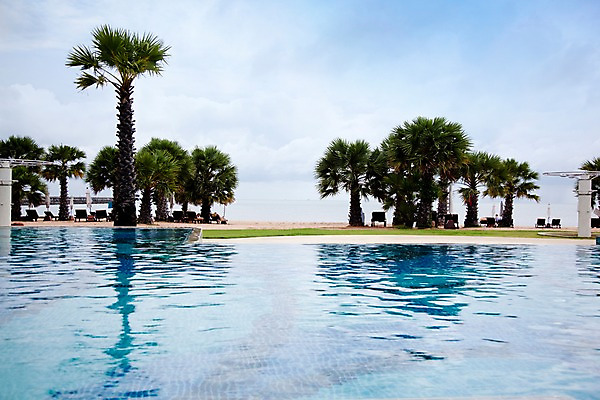 포토 JPG 주간 나무 식물 구름 해외기획촬영 해외 시설물 현대건축 건축 나라 아시아 바다 외국문화 해외여행 여행 기획촬영 2009년태국 스포츠시설 해외건축 태국 하늘 리조트 수영장 태국문화 해변 사람없음 야외 야자수 풀장 동남아시아 열대식물 휴양지 선베드 지명 국내포토 자연요소 동양문화 건축물 문화 스포츠 의자 장소 시설 파일형식