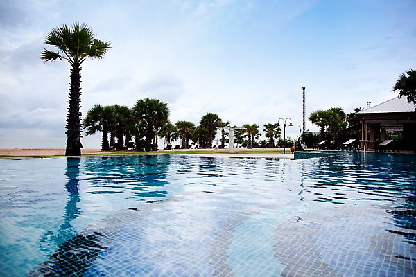 포토 JPG 주간 나무 식물 구름 해외기획촬영 해외 시설물 건축물 현대건축 건축 나라 아시아 바다 외국문화 해외여행 여행 기획촬영 2009년태국 가로등 스포츠시설 해외건축 태국 하늘 리조트 수영장 태국문화 해변 사람없음 야외 건물 야자수 동남아시아 휴양지 선베드 지명 국내포토 자연요소 동양문화 공공시설 문화 스포츠 의자 장소 시설 파일형식