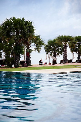 포토 JPG 주간 나무 식물 구름 해외기획촬영 해외 시설물 현대건축 건축 나라 아시아 바다 외국문화 해외여행 여행 기획촬영 2009년태국 스포츠시설 해외건축 태국 하늘 리조트 수영장 태국문화 한명 해변 야외 물 야자수 동남아시아 파라솔 열대식물 휴양지 선베드 지명 국내포토 자연요소 1 동양문화 건축물 문화 스포츠 의자 사람 장소 시설 파일형식