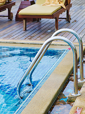 포토 JPG 해외기획촬영 해외 시설물 현대건축 건축 나라 아시아 외국문화 해외여행 여행 기획촬영 2009년태국 스포츠시설 해외건축 태국 리조트 수영장 손잡이 사람없음 물 계단 풀장 동남아시아 휴양지 선베드 나무바닥 지명 국내포토 자연요소 건축물 문화 스포츠 의자 바닥 장소 시설 파일형식