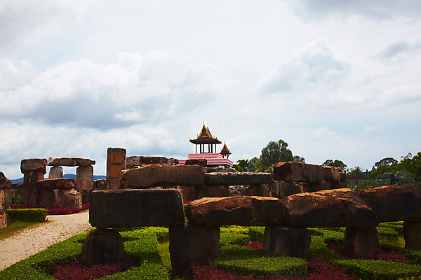 포토 JPG 주간 구름 해외기획촬영 해외 건축물 공원 나라 아시아 길 외국문화 해외여행 여행 기획촬영 2009년태국 파타야 태국 하늘 태국문화 사람없음 야외 건물 조각상 농장 정원 동남아시아 조경 석상 농녹빌리지 고인돌 지명 국내포토 자연요소 동양문화 공공시설 건축 문화 농업 조형물 무덤 청동기 파일형식