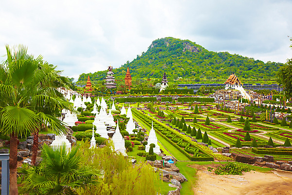 포토 JPG 주간 나무 식물 구름 해외기획촬영 해외 시설물 건축물 공원 현대건축 건축 나라 아시아 외국문화 해외여행 여행 기획촬영 2009년태국 해외건축 파타야 태국 하늘 산 태국문화 사람없음 야외 야자수 조각상 농장 정원 동남아시아 열대식물 작품 조경 농녹빌리지 지명 국내포토 자연요소 동양문화 공공시설 문화 농업 미술 조형물 파일형식