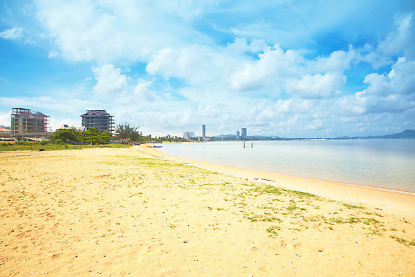 포토 JPG 주간 나무 식물 구름 해외기획촬영 해외 나라 아시아 바다 외국문화 해외여행 여행 기획촬영 2009년태국 파타야 태국 하늘 태국문화 풍경 빌딩 해변 사람없음 야외 건물 모래사장 동남아시아 휴양지 지명 국내포토 자연요소 동양문화 건축물 문화 장소 파일형식