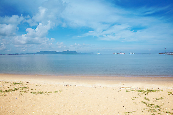 포토 JPG 주간 구름 해외기획촬영 해외 나라 아시아 바다 외국문화 해외여행 여행 기획촬영 2009년태국 파타야 태국 하늘 산 등대 태국문화 풍경 해변 사람없음 야외 모래사장 동남아시아 휴양지 선박 지명 국내포토 자연요소 동양문화 문화 수상교통 장소 파일형식