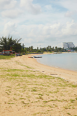 포토 JPG 주간 나무 식물 구름 해외기획촬영 해외 나라 아시아 바다 외국문화 해외여행 여행 기획촬영 2009년태국 파타야 태국 하늘 태국문화 풍경 빌딩 해변 사람없음 야외 건물 모래사장 동남아시아 휴양지 선박 상업시설 지명 국내포토 자연요소 동양문화 건축물 문화 수상교통 장소 시설 상업 파일형식
