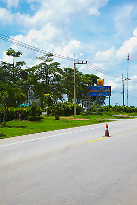 포토 JPG 주간 나무 식물 해외기획촬영 해외 나라 아시아 도로 길 외국문화 해외여행 여행 기획촬영 2009년태국 태국 태국문화 사람없음 야외 농장 동남아시아 차도 전선 표지판 과수원 전봇대 칼라콘 지명 국내포토 자연요소 동양문화 공공시설 문화 농업 교통시설 알림판 안전장비 파일형식
