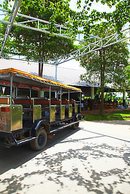 포토 JPG 주간 나무 식물 해외기획촬영 해외 나라 아시아 외국문화 해외여행 여행 기획촬영 2009년태국 의자 자동차 태국 태국문화 그림자 사람 여러명 야외 건물 관광지 농장 여행객 동남아시아 과수원 지명 국내포토 자연요소 동양문화 건축물 문화 육상교통 가구 다수 농업 파일형식