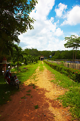 포토 JPG 주간 나무 식물 구름 해외기획촬영 해외 나라 아시아 길 육상교통 외국문화 해외여행 여행 기획촬영 2009년태국 교통 태국 하늘 태국문화 그림자 풍경 사람없음 야외 건물 울타리 농장 동남아시아 오토바이 풀 그늘 과수원 지명 국내포토 자연요소 동양문화 건축물 문화 교통수단 농업 담장 바이크 파일형식