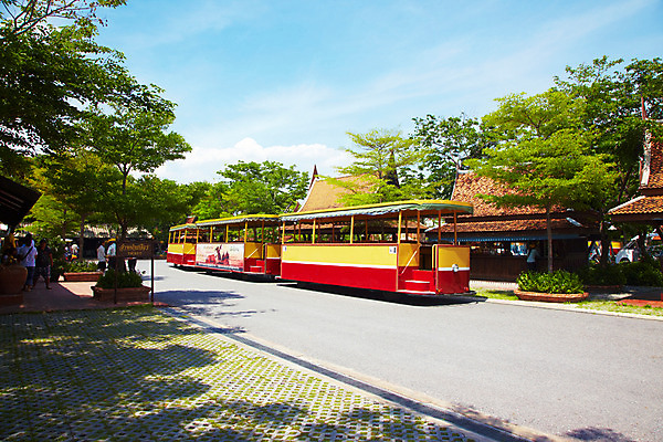 포토 JPG 주간 나무 식물 구름 해외기획촬영 해외 건축물 공원 나라 아시아 길 육상교통 교통수단 외국문화 해외여행 여행 기획촬영 2009년태국 교통 한대 태국 하늘 버스 대중교통 태국문화 국립공원 그림자 사람 풍경 여러명 야외 건물 관광지 여행객 동남아시아 그늘 방콕 무왕보란 관광버스 셔틀버스 지명 국내포토 자연요소 1 동양문화 공공시설 건축 문화 다수 파일형식